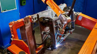 Indywidualny system robotów umożliwia elastyczną produkcję w firmie Langmatz