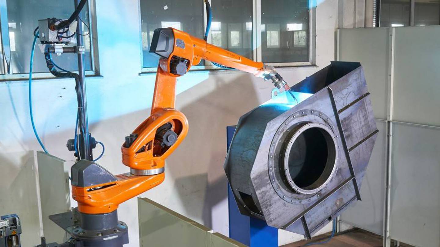 7-osiowy robot zapewniający wysoki standard jakości spawanych wentylatorów